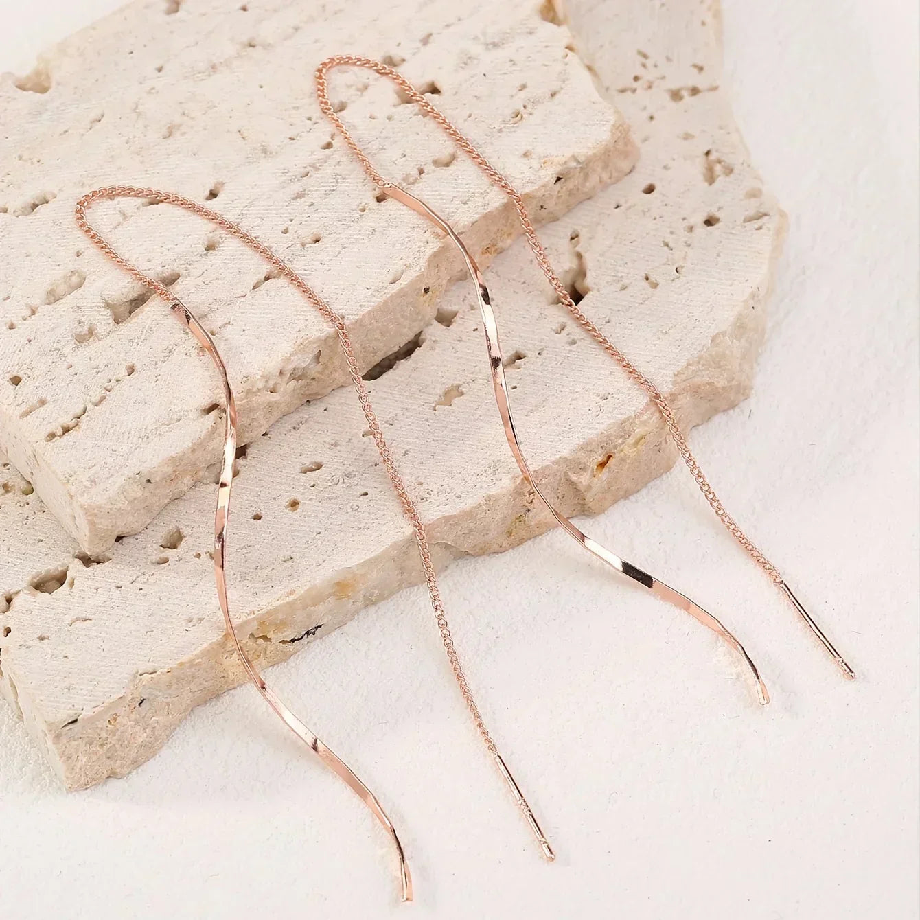 Lange Ohrringe mit Gewelltem Design