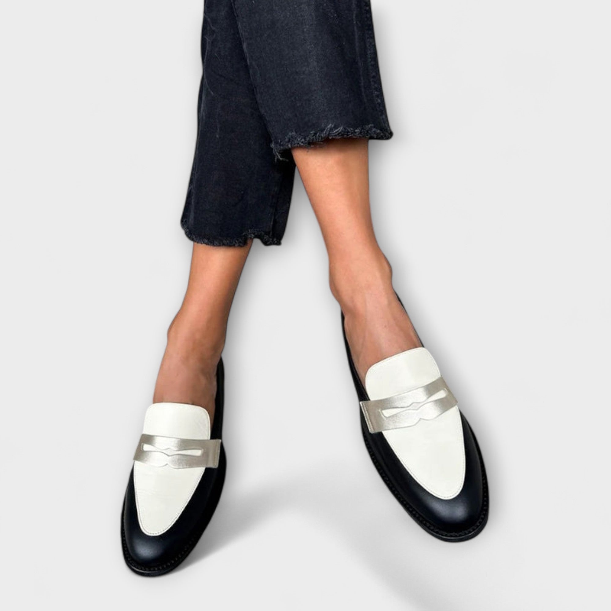 Xara – Schwarze Loafers mit Metallglanz