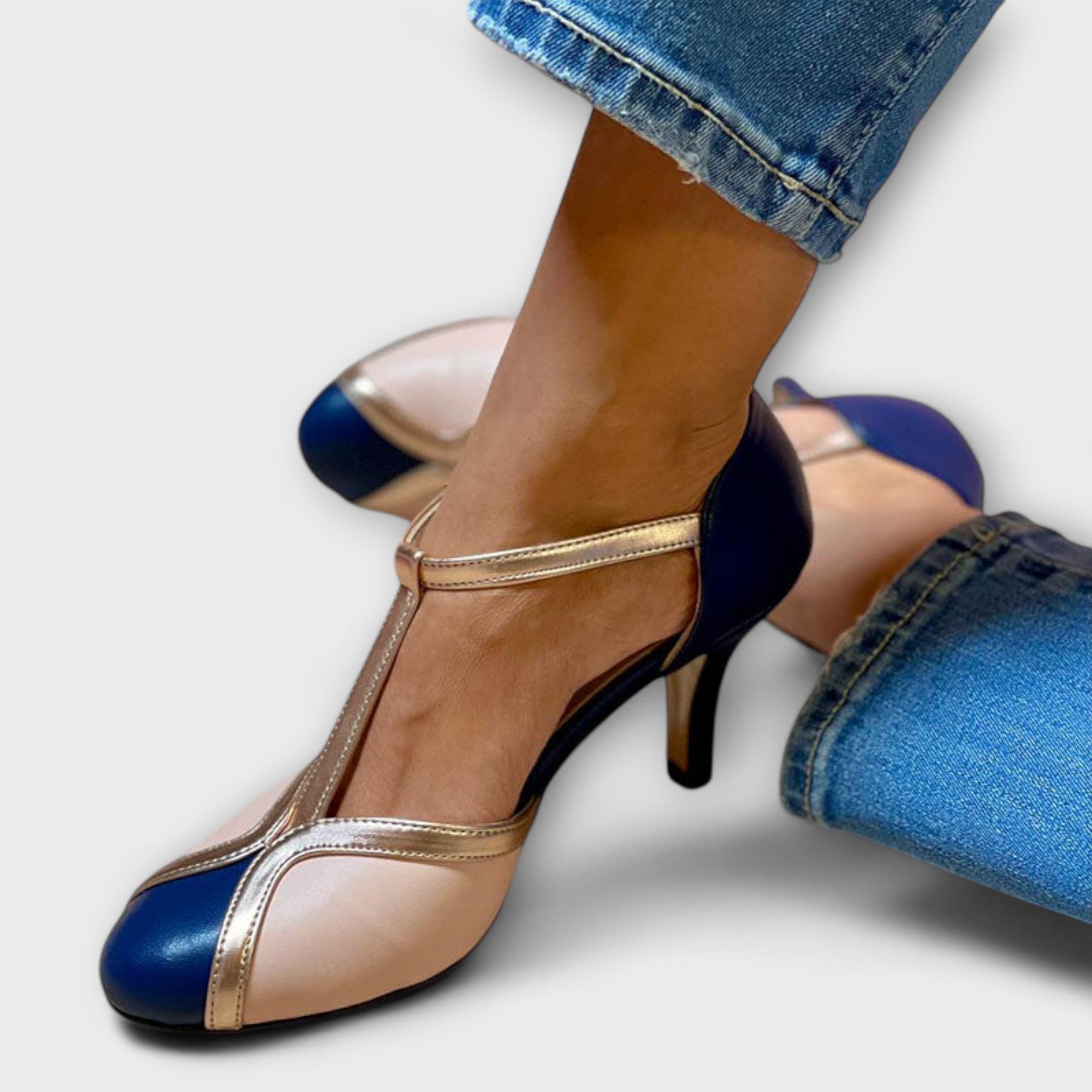 Alessia – Zweifarbige T-Strap Eleganz