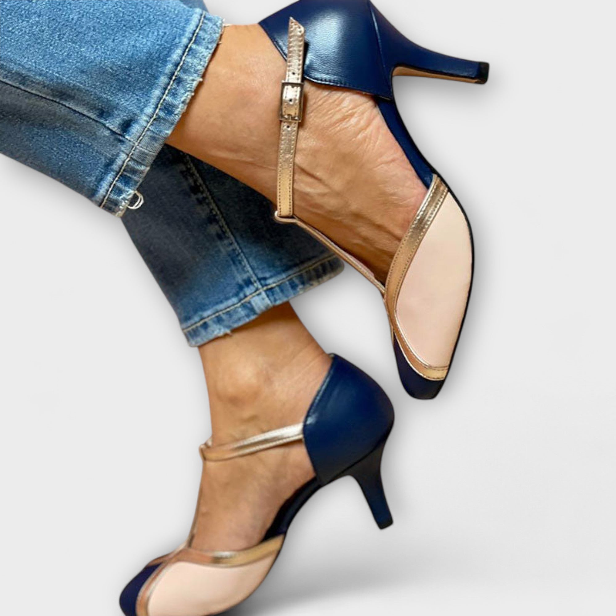 Alessia – Zweifarbige T-Strap Eleganz